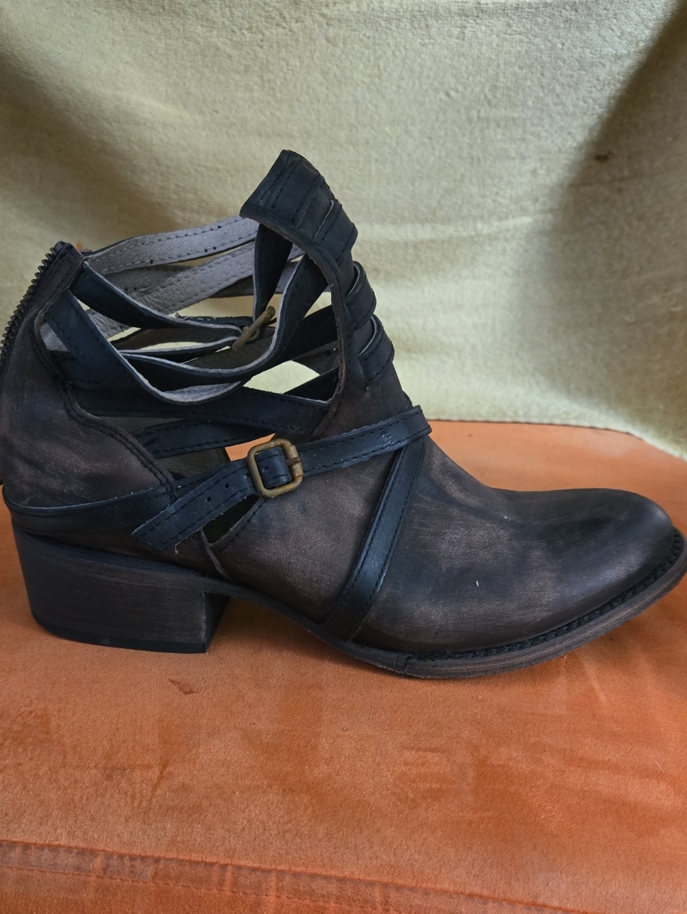 Freebird by Steven Distressed Womens 7 Black/Brown Cutout Ankle Boot